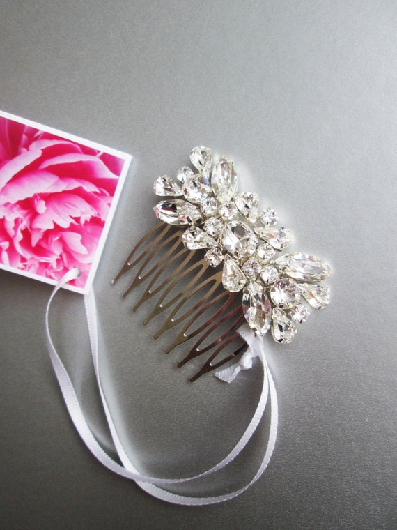 Crystal hair comb, Bridal crystal hair comb, Dainty crystal hair comb, Sparkly bridal headpiece, Wedding hair comb, Bridal comb