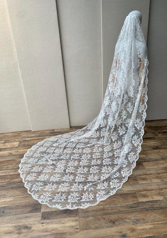 Lace veil, Chantilly lace veil, Cathedral length wedding veil in light ivory, Long veil with scalloped edge, Mantilla veil