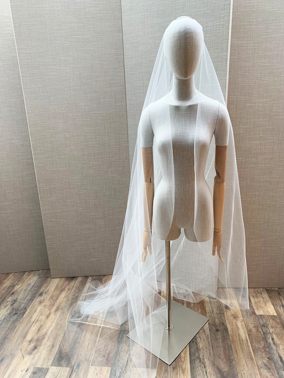 Plain Veil, Simple veil with comb, barely there veil, Modern Spanish Mantilla Veil, Minimal Veil in wider width, Oval cut veil cascading