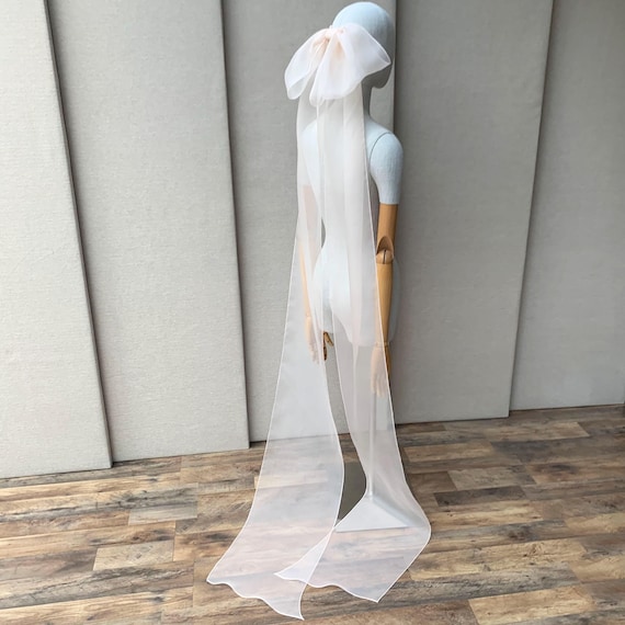 Bow Veil, Modern bridal veil in sheer light pink organza 100% Silk wedding hair bow, Large bouncy bow, veil alternative, hair clip soft pink