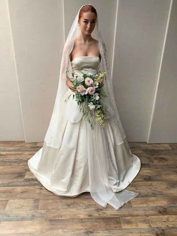 Mantilla veil Ivory, Chantilly lace veil, Wedding veil floor length with delicate lace and scalloped edge, Spanish Mantilla Vintage Style