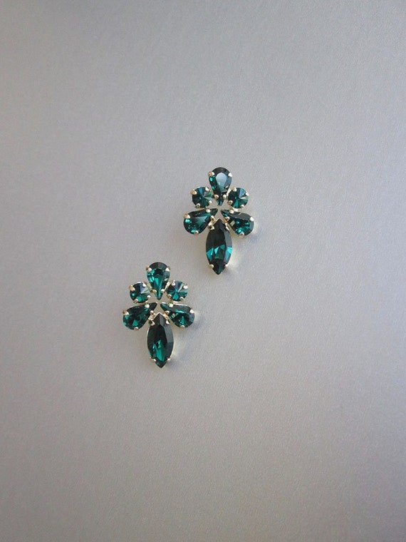 Emerald green Bridal crystal earrings, Crystal bridal stud earrings, rhinestone studs in emerald green