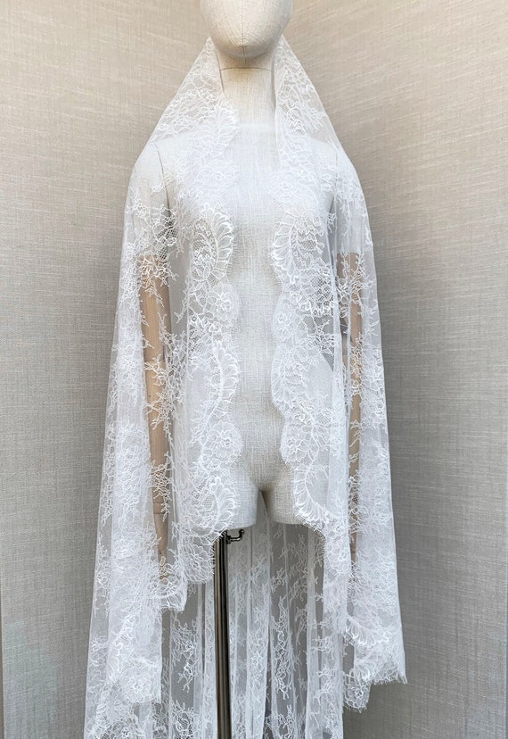 Lace veil, Chantilly lace veil, Wedding veil soft white, Long veil with delicate lace with scalloped edge Spanish Mantilla