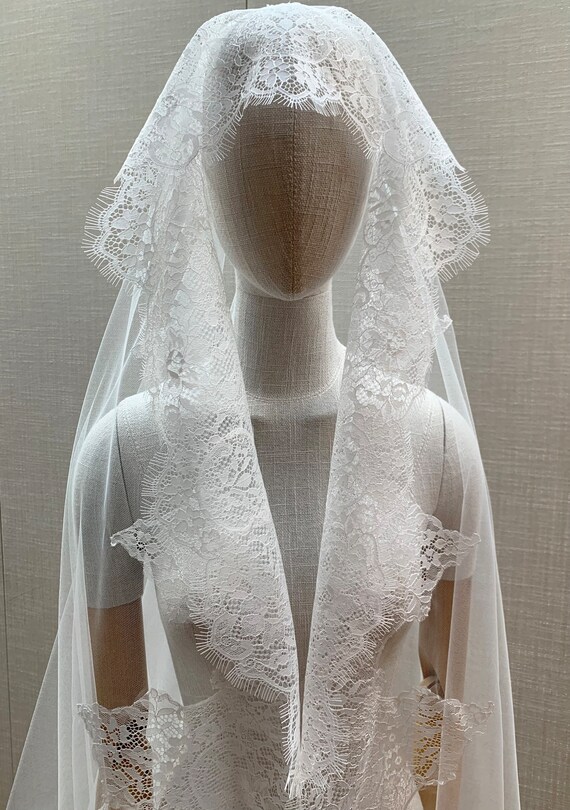 Lace veil, Exquisite cathedral length veil, Chantilly lace trim veil, Long veil with vintage style lace scalloped edge Spanish Mantilla veil