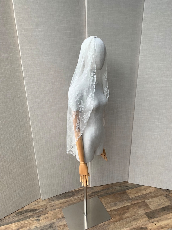 Lace veil, Chantilly lace veil, Fingertip length wedding veil ivory or white, Long veil in delicate lace with scalloped edge, Mantilla veil