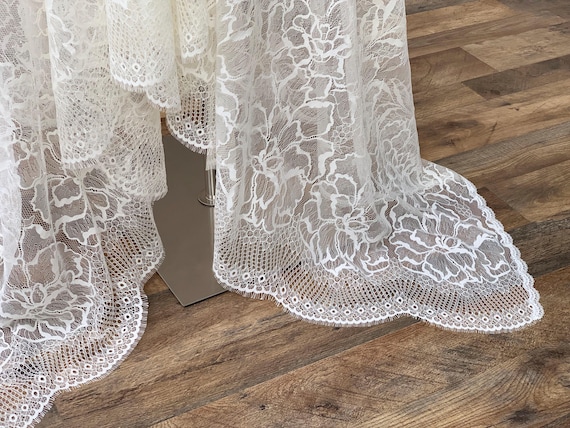 Lace veil Ivory, Chantilly lace veil, Wedding veil floor length with delicate lace and scalloped edge, Spanish Mantilla Vintage Style