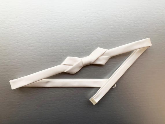 Bow belt 3/4" wide, 2 in 1 Skinny silk satin sash with center bow, Wedding belt fitted with button, Duchess satin bow belt