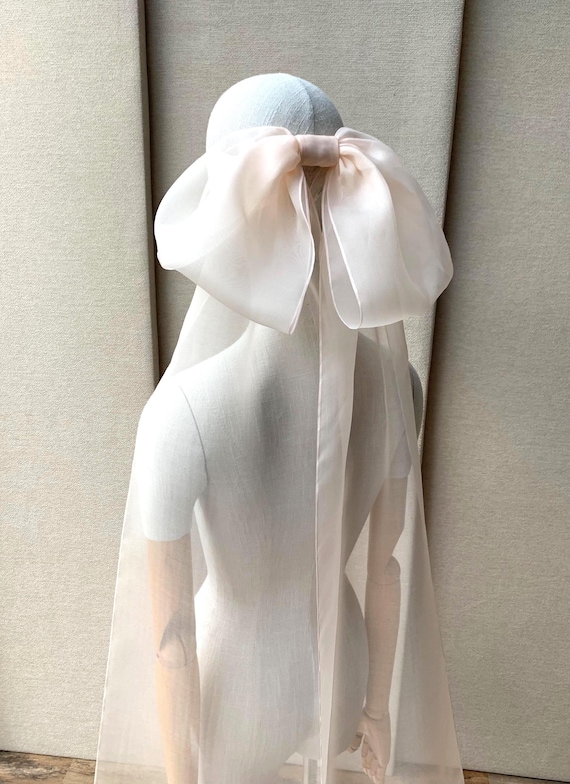 Bow Veil, Modern bridal veil in sheer light pink organza 100% Silk wedding hair bow, Large bouncy bow, veil alternative, hair clip soft pink