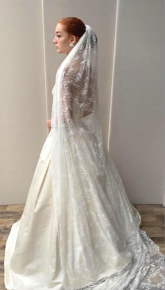 Lace veil, Chantilly lace veil, Cathedral length wedding veil ivory cream, Long veil in delicate lace with scalloped edge, birds on branches