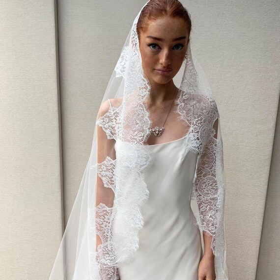 Mantilla Lace veil, Exquisite cathedral length veil, Chantilly lace trim veil, Long veil with vintage style lace scalloped edge