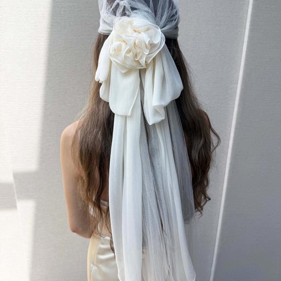 Juliet Cap Veil, Romantic Bridal veil in pure silk, Wedding veil with bow and flower, Vintage Style veil, Cathedral Length,