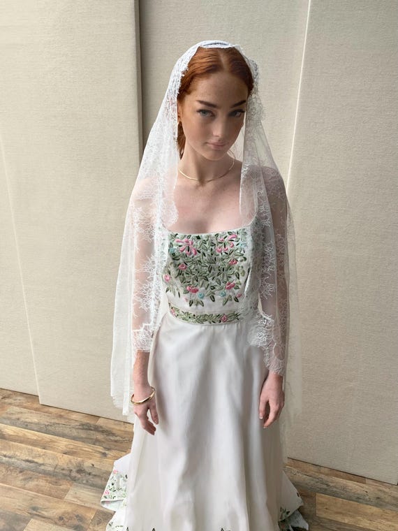 Lace veil, Chantilly lace Waltz Mantilla veil, Wedding veil soft white, Long veil with delicate lace with scalloped edge Spanish Mantilla