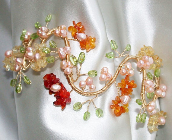 Bridal pearl and gemstone hair vine in gold, Bridal hair vine or headband in gold with pink pearl, Wedding headdress with gemstone and pearl