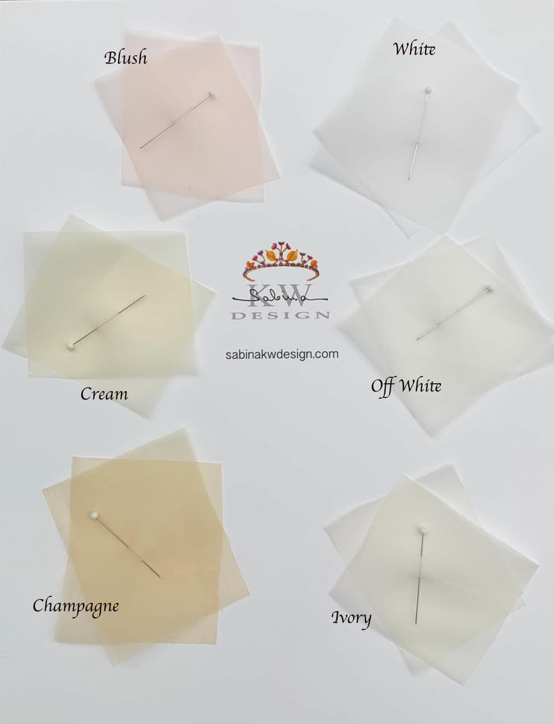 Pu&ograve; includere: Sei campioni di tessuto di tulle in diversi colori: blush, bianco, crema, champagne, avorio e avorio. Ogni campione &egrave; fissato con uno spillo dritto.