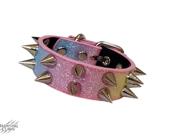 Skystripe Uproar Cuff - Glanzende nepleren manchetarmband met spikes, transgender pride pastel regenboogarmband