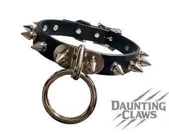 Grimhowl halsterring - zwarte kunstleer choker met spikes, D-ring en O-ring