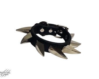Wyrm Saw Single Row spiked cuff - zwarte kunstleer armband met drakenklauw