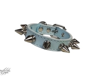 Brazalete Cerulean Ruin de una sola fila con pinchos - Pulsera de piel vegana azul hielo con pinchos