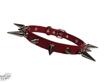 Dahlia Ruinspire-halsband Klassieke halsband met spijkers - rode imitatieleren choker met afwisselende boompinnen