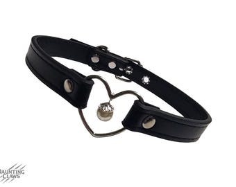 Black Tide Pearl Heart Collar - zwarte kunstleer hartring choker met parel bedel