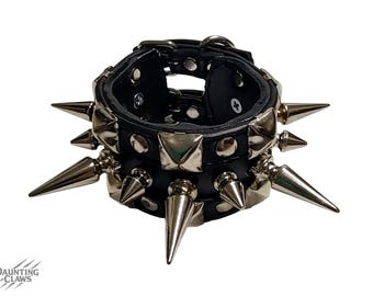 Iron Vortex-manchet met spikes en studs - zwarte polsband van kunstleer met studs en brede spikes