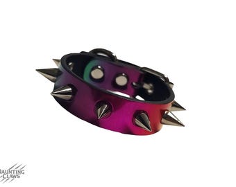 PrismPulse & Spite - holografische regenboog kunstleer Pride-armband met spikes
