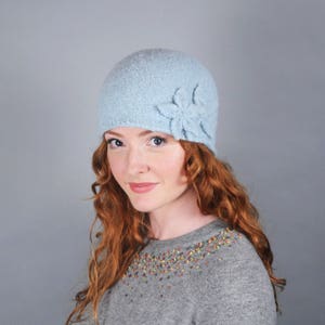 Chapeau cloche en feutre de laine mérinos : double fleur style années 20