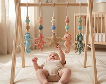 Handgemachte benutzerdefinierte Ocean Baby Play Gym, gehäkelte Seepferdchen Kindergarten Spielzeug, Holz Montessori Baby Gym, Küstenkinderzimmer Dekor, Babypartygeschenk