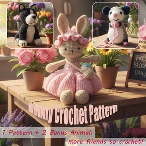 Puede incluir: Una muñeca de crochet conejito con un vestido rosa, con dos muñecos de animales de crochet adicionales, un perro y un ratón. La imagen incluye el texto "Bunny Crochet Pattern" y "1 Pattern + 2 Bonus Animals". Las muñecas se exhiben sobre una mesa de madera con macetas.