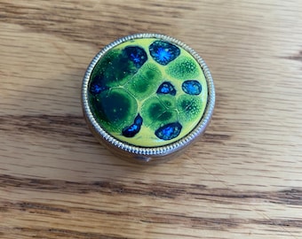 Pastillero vintage de latón con tapa esmaltada – Diseño abstracto verde y azul, pequeño joyero