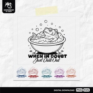 Puede incluir: Ilustración en blanco y negro de un pez relajándose en una bañera llena de burbujas. El texto "WHEN IN DOUBT Just Chill Out" está debajo. Se muestran variaciones de color adicionales del diseño.