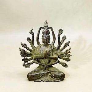 Puede incluir: Un letrero de madera rústica con el texto "Welcome to our home" en letras blancas. El letrero presenta un acabado envejecido y un diseño simple y acogedor, ideal para la decoración de la entrada.