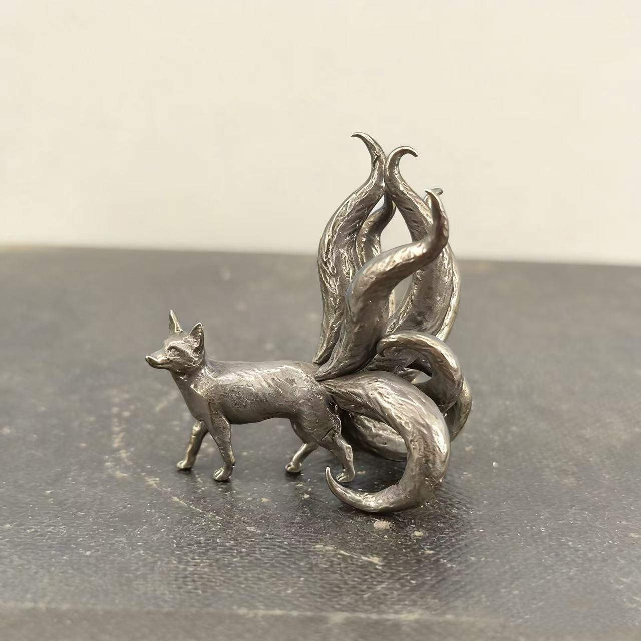 流体アート九尾置物 Amazon.co.jp: 九尾の狐 台座付き 置物 玄関 仏壇 飾り 縁起物 玉藻前