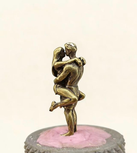Hand-Cast Brass Couple Embracing Statue – Romantic Kiss Pose, Symbol of Passion & Eternal Love