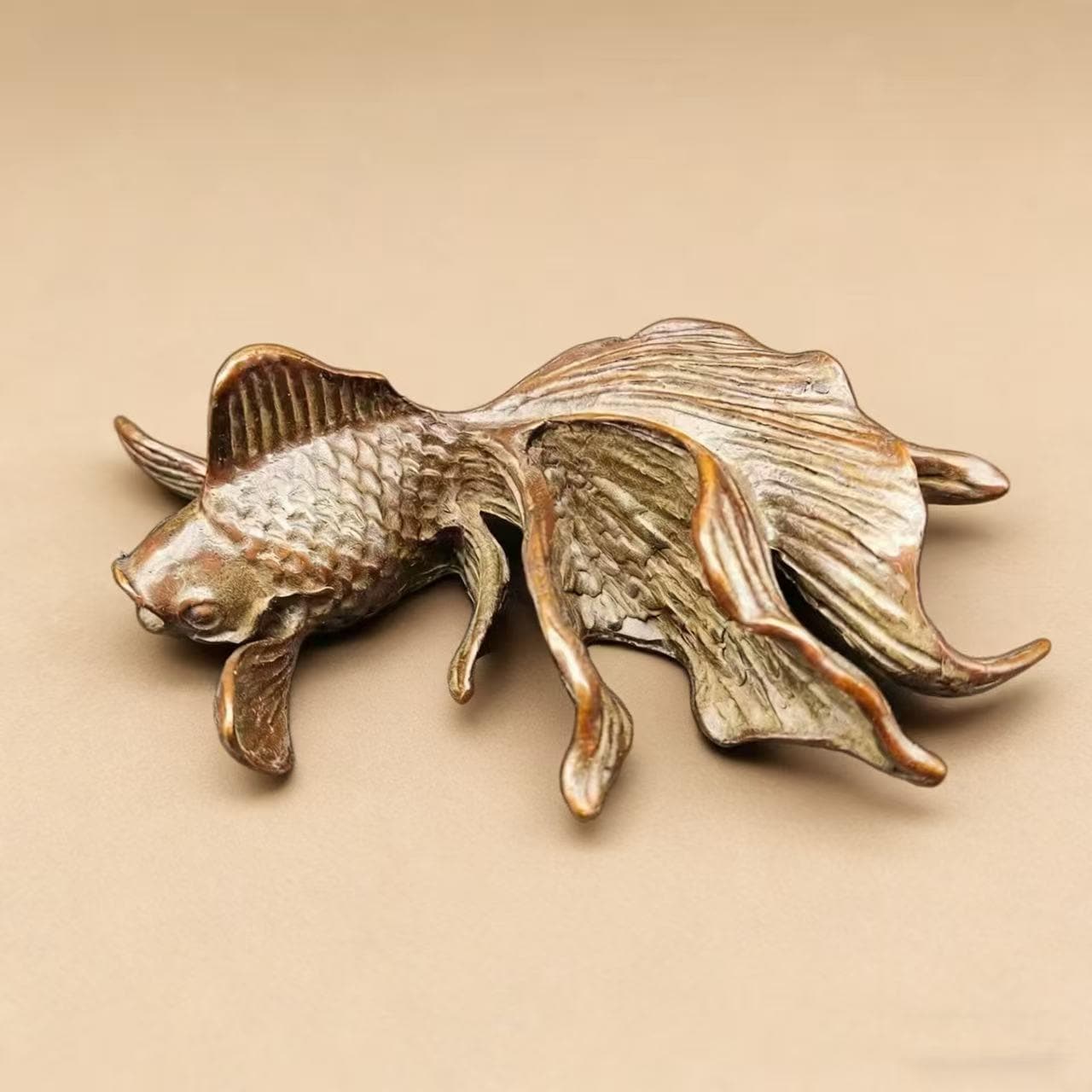 Pig en bois sculpté à la main avec peinture d'origine, signé En vente
