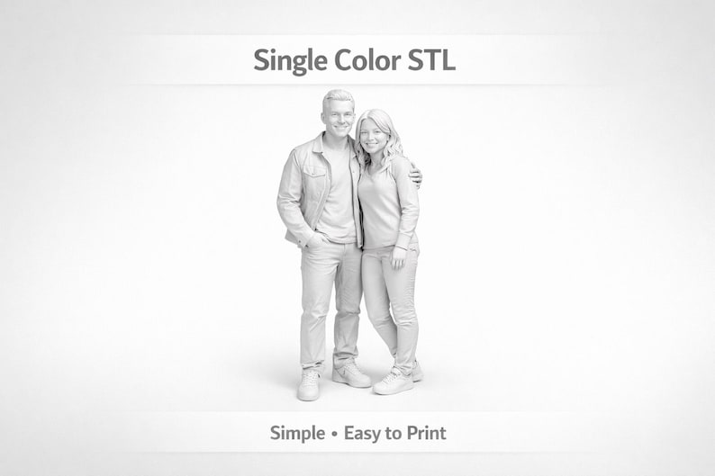 Op de afbeelding: Een grijswaarden 3D-geprint model van een stel dat elkaar omhelst. De man draagt een jas, t-shirt, jeans en sneakers. De vrouw draagt een shirt met lange mouwen, jeans en sneakers. Tekst luidt "Single Color STL" en "Simple &bull; Easy to Print."