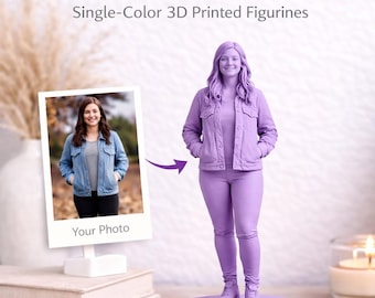 Op de afbeelding: Een eenkleurig paars 3D-geprint beeldje van een persoon in een jas, shirt en broek, staand op een ronde voet. De afbeelding bevat de tekst: Turn Your Photo Into a Figurine, Single-Color 3D Printed Figurines, Your Photo, Order Yours Today!