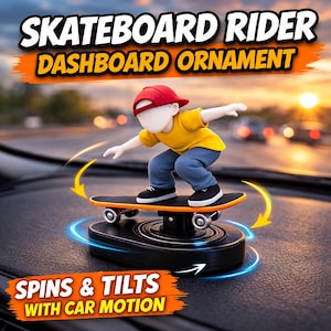 Peut inclure: Ornement de tableau de bord représentant un skateur miniature. La figurine, vêtue d'un t-shirt jaune, d'un pantalon bleu et d'une casquette rouge, est sur un skateboard. La base tourne et bascule avec le mouvement de la voiture. Texte: "SKATEBOARD RIDER DASHBOARD ORNAMENT".