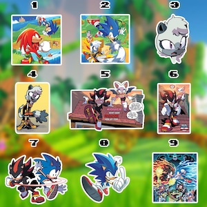 Może przedstawiać: Kolekcja dziewięciu naklejek przedstawiających postacie z Sonic the Hedgehog, w tym Sonica, Knucklesa, Shadowa, Rouge i Tangle. Wzory ukazują różne sceny akcji, portrety postaci oraz kadry z komiksów w żywych kolorach i z wyraźnymi konturami.