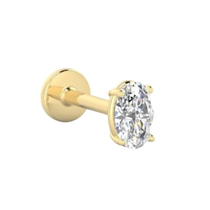 Könnte beinhalten: Ein goldfarbener Ohrstecker mit einem oval geschliffenen Diamanten. Der Ohrring hat einen flachen, runden Rücken und einen schlanken Stift. Der Diamant wird von vier Krappen gehalten, die seinen Glanz hervorheben. Das Design ist schlicht und elegant.