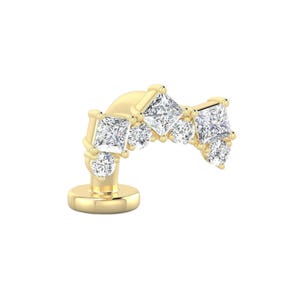 Può includere: Un orecchino a lobo con retro piatto in oro caratterizzato da una parte superiore decorativa curva incastonata con tre diamanti quadrati taglio princess e quattro diamanti rotondi taglio brillante disposti a grappolo.