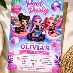 Könnte beinhalten: Eine rechteckige Poolparty-Einladung für Olivias 7. Geburtstag am 16. August 2025. Das Design zeigt drei Zeichentrickfiguren in Schwimmreifen, eine Discokugel und Text wie Pool Party, Sunshine Pool Club und 1234 Palm Drive, Miami, FL.