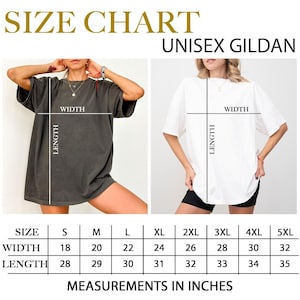 K&ouml;nnte beinhalten: Eine Gildan Unisex-Gr&ouml;&szlig;entabelle mit einem anthrazitfarbenen und einem wei&szlig;en T-Shirt, inklusive Linien f&uuml;r Breite und L&auml;nge. Eine Tabelle darunter listet die Gr&ouml;&szlig;en S bis 5XL mit den entsprechenden Ma&szlig;en in Zoll auf.