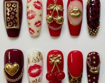 Uñas postizas color cereza roja, diseño de uñas de San Valentín con estampado de leopardo, corazón y labios dorados en 3D, uñas postizas Kiss Me Y2K Baddie, set de lujo con pegamento.