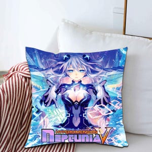 Peut inclure: Coussin carré avec une illustration de style anime représentant un personnage féminin aux cheveux et aux yeux bleus. Le personnage porte une tenue futuriste. Le coussin porte le texte "Hyperdimension Neptunia V" dans une police stylisée.