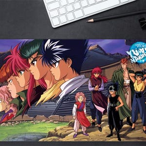 Peut inclure: Un tapis de bureau rectangulaire avec une illustration d'anime Yu Yu Hakusho. Le design montre un gros plan de profil de cinq personnages à gauche et un groupe de six personnages en pied sur un terrain rocheux à droite, avec le logo de la série.
