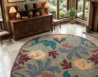 Tapis ovale en laine à motifs floraux tufté à la main, couleur beige, pour une décoration intérieure élégante.