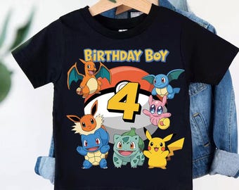 Camiseta de cumpleaños familiar de Pokémon personalizada, negra, para niños pequeños, con nombre personalizado y edad, para fiesta de Pokémon