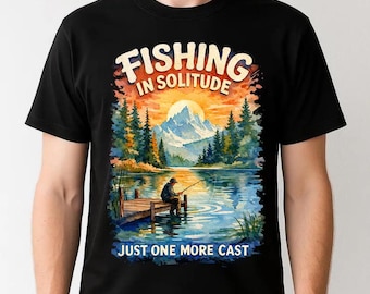 Camiseta "Pesca en soledad", camiseta "Pesca en lago de montaña", camiseta de pescador con paisaje de acuarela, regalo para amantes de la naturaleza, camiseta gráfica de pesca con paisaje.