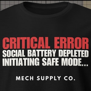Koszulka z napisem „Błąd krytyczny” – bateria społecznościowa wyczerpana. Inicjowanie trybu awaryjnego – Odzież techniczna dla programistów, inżynierów i architektów cyfrowych